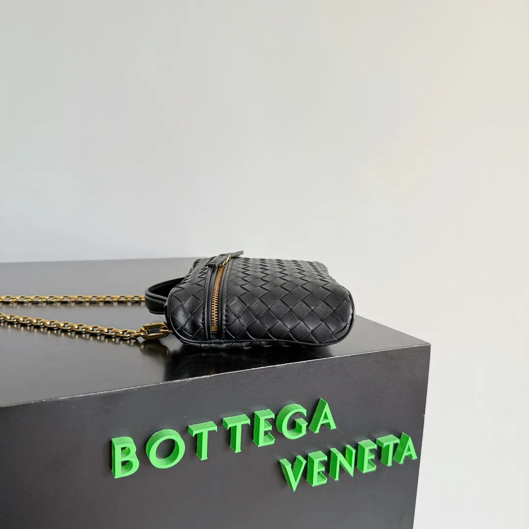 Batch 1480 BOTTEGA VENETA2025 new women's small Soft Vanity cosmetic bag, using the classic Intrecciato weaving technique, inheriting the classics, the ring buckle design 😎 The light metal chain gives you a high-end sense of matching, the chain is removable, and it can be used as a handbag ~ An elegant small bag that is perfect for participating in events. The overall body of the bag is as soft as marshmallow and can be easily kneaded, showing the strong toughness and high-end feel of the leather. The touch of sheepskin is so amazing. It is so healing when pinched! I have absolutely no resistance to small bags! ! ! Style number: 843800 Color: black Size: 19*14*3cm